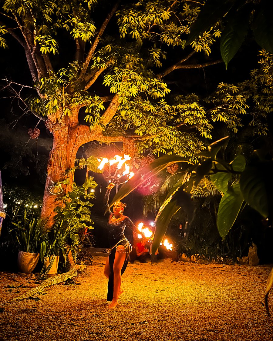 Casa Resonance — performance de fuego en la selva